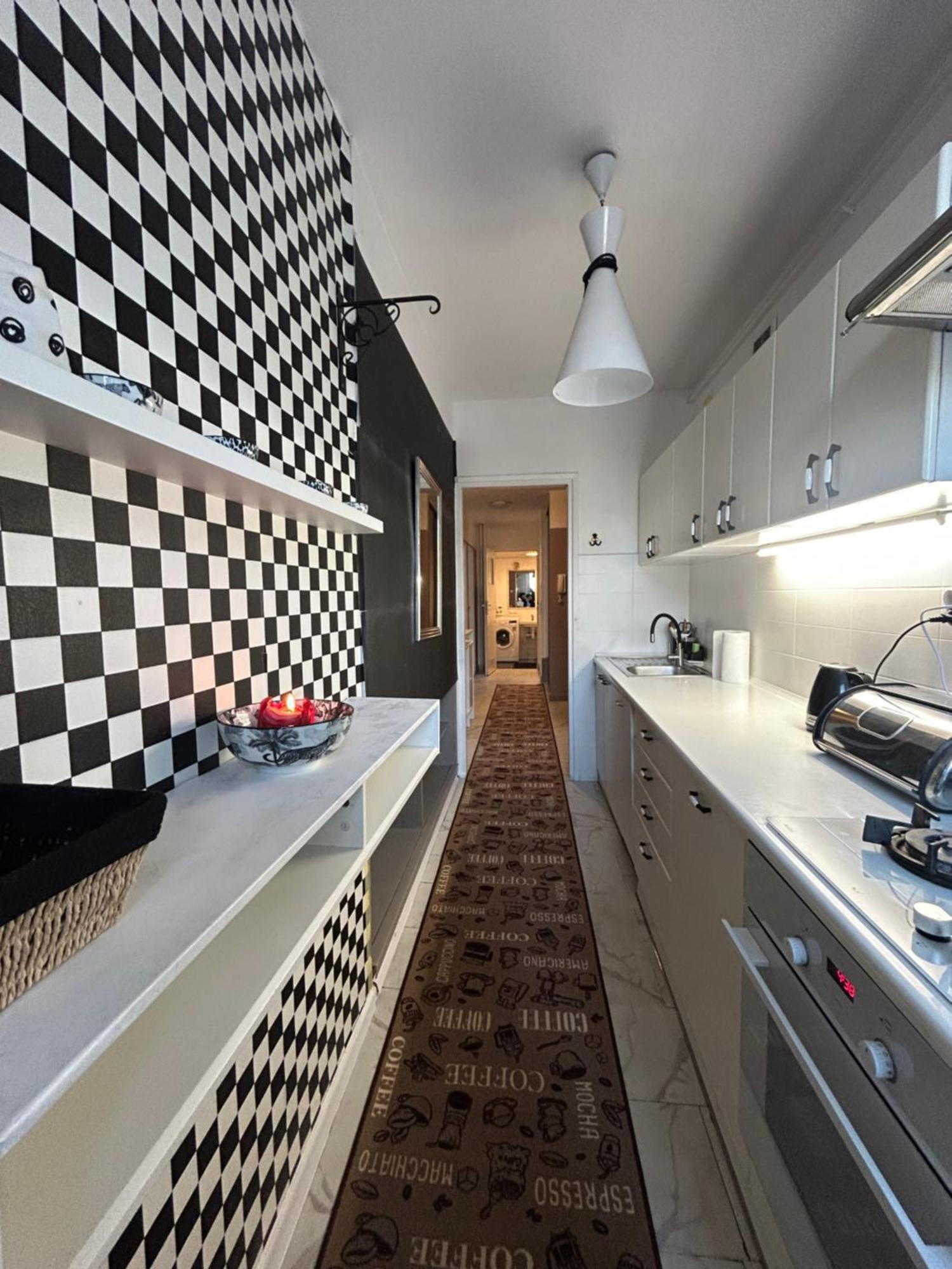 Perfect Location Two Bedrooms With Balkony Appartamento